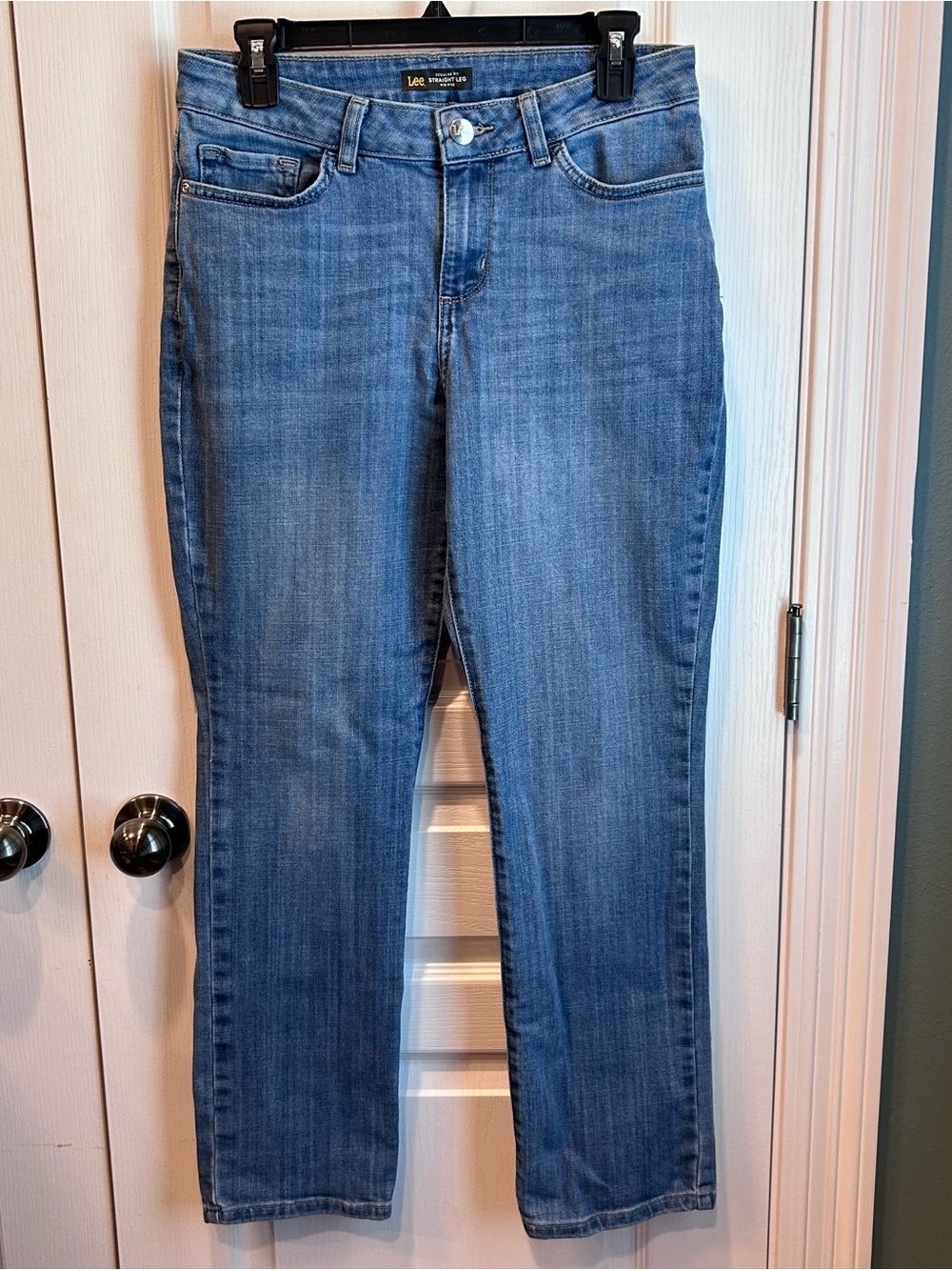 Lee Women's Medium Wash Straight Leg Size 8 Short Mid Rise Denim Jeans